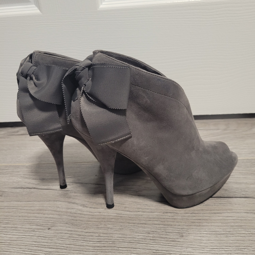 Authentic Vera Wang Peep-Toe Bootie size 7